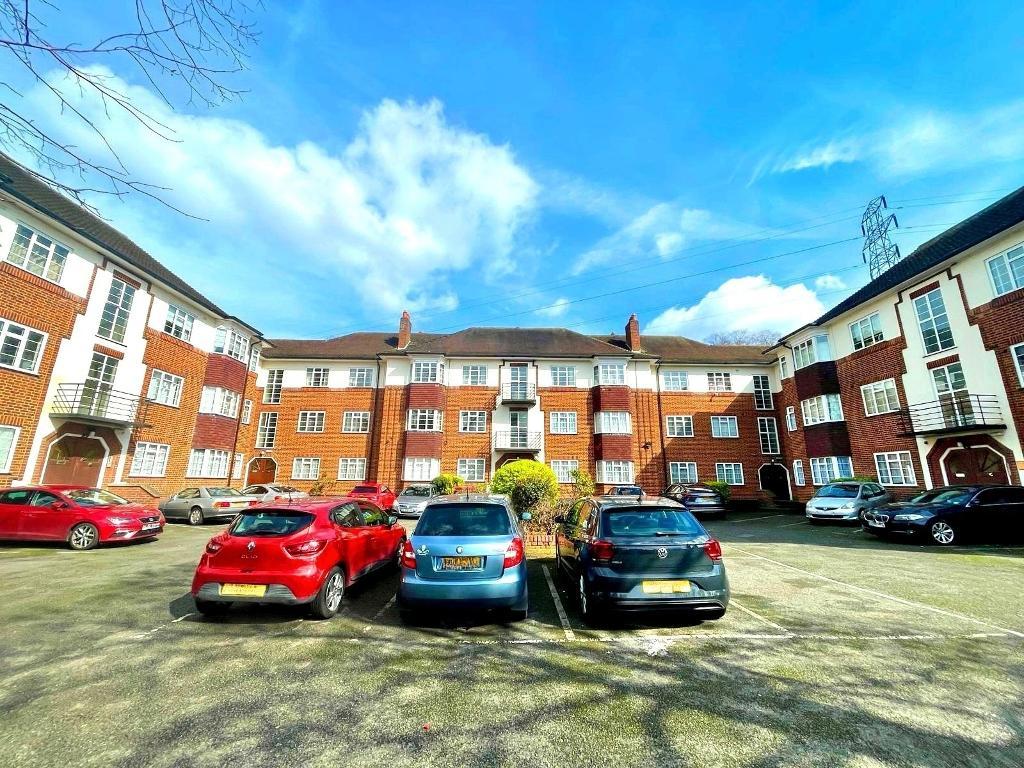 ST THOMAS DRIVE, PINNER, HA5 4SR
